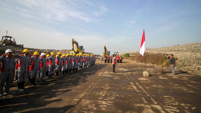 Upacara HUT RI di TPA Jabon Sidoarjo Petugas Dinas Lingkungan Hidup dan Kebersihan Sidoarjo mengikuti upacara peringatan HUT ke-78 Kemerdekaan RI di TPA Jabon, Sidoarjo, Jawa Timur, Kamis (17/8/2023). HUT ke-78 Kemerdekaan RI bertema Terus Melaju Untuk Indonesia Maju. ANTARA FOTO/Umarul Faruq/tom.