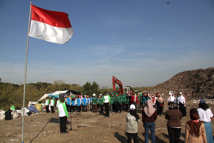 Upacara HUT RI di TPA Jabon Sidoarjo Petugas Dinas Lingkungan Hidup dan Kebersihan Sidoarjo mengikuti upacara peringatan HUT ke-78 Kemerdekaan RI di TPA Jabon, Sidoarjo, Jawa Timur, Kamis (17/8/2023). HUT ke-78 Kemerdekaan RI bertema Terus Melaju Untuk Indonesia Maju. ANTARA FOTO/Umarul Faruq/tom.