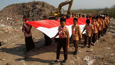 Potret Pengibaran Bendera Merah Putih di Atas Tumpukan Sampah