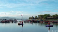 Saat musim penghujan atau air waduk penuh, kawasan itu tergenangi air, sehingga motor tidak bisa melintas. Pada waktu tertentu ada perahu yang yang beroperasi dan mengangkut sepeda motor yang ingin menyeberang (Foto: dok Istimewa)