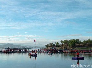 Ratusan Orang Gelar Upacara HUT RI di Perairan Waduk Gajah Mungkur Wonogiri
