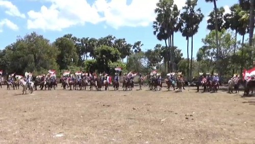 Sejumlah warga di Desa Oetutulu, Kecamatan Rote Barat Laut, Kabupaten Rote Ndao, NTT menunggangi 200 kuda tera saat upacara berlangsung.