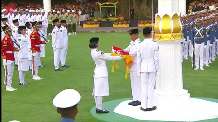 Upacara penurunan bendera Merah Putih (dok.tangkapan layar Youtube Sekretariat Presiden)