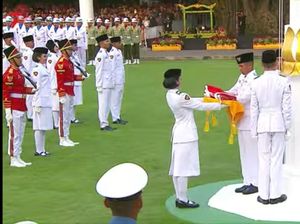 Momen Khidmat Penurunan Bendera Merah Putih di Istana
