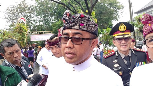 Wali Kota Denpasar I Gusti Ngurah Jaya Negara memberikan keterangan kepada wartawan seusai apel peringatan Hari Ulang Tahun (HUT) Kemerdekaan RI ke-78 di Lapangan Kota Lumintang, Kamis (17/8/2023).