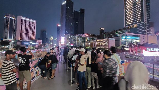 Warga antre foto di anjungan halte TransJ Bundaran HI (Rumondang Naibaho/detikcom)
