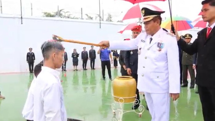Warga binaan yang langsung bebas mendapat guyuran siraman air mawar di Lapas Tanjungbalai Asahan. (Istimewa)