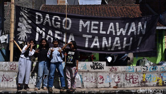 Warga Dago Elos menggelar kegiatan 17-an di balai RW II Dago Elos, Kota Bandung pada Kamis, (17/8/2023) Kegiatan tersebut diadakan untuk memulihkan anak-anak yang mengalami trauma akibat ketegangan yang terjadi antara warga dan aparat pada senin malam lalu.