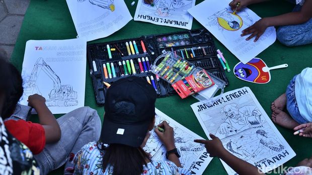 Warga Dago Elos menggelar kegiatan 17-an di balai RW II Dago Elos, Kota Bandung pada Kamis, (17/8/2023) Kegiatan tersebut diadakan untuk memulihkan anak-anak yang mengalami trauma akibat ketegangan yang terjadi antara warga dan aparat pada senin malam lalu.