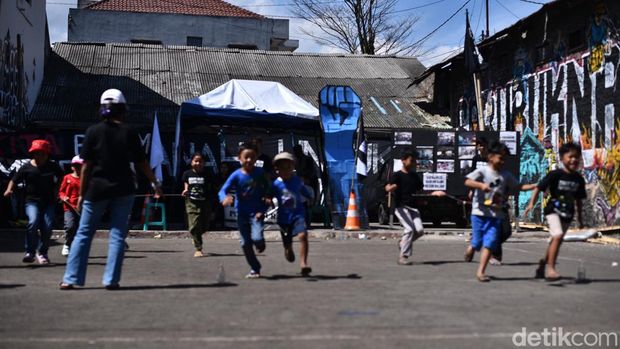 Warga Dago Elos menggelar kegiatan 17-an di balai RW II Dago Elos, Kota Bandung pada Kamis, (17/8/2023) Kegiatan tersebut diadakan untuk memulihkan anak-anak yang mengalami trauma akibat ketegangan yang terjadi antara warga dan aparat pada senin malam lalu.