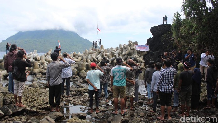 Warga di Ternate menggelar upacara HUT RI dengan mengibarkan bendera merah putih setengah tiang.