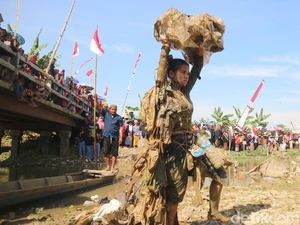 Warga Kendeng Pati Gelar Upacara Rakyat di Gundukan Sampah Sungai Tus Sukolilo