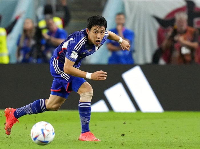 Japans Wataru Endo looks the ball during the World Cup round of 16 soccer match between Japan and Croatia at the Al Janoub Stadium in Al Wakrah, Qatar, Monday, Dec. 5, 2022. (AP Photo/Eugene Hoshiko)