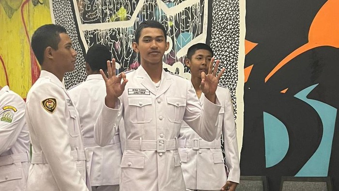 Wira Yudha Paskibraka Nasional dan kedua orang tuanya.