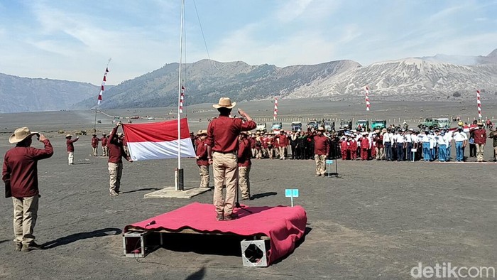 Wisatawan Warga Tengger Khidmat Ikut Upacara Hut Ri Di Lautan Pasir Bromo