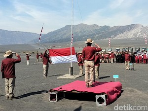 Wisatawan-Warga Tengger Khidmat Ikut Upacara HUT RI di Lautan Pasir Bromo