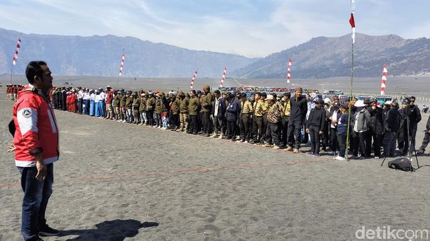 Wisatawan melakukan upacara di Gunung Bromo