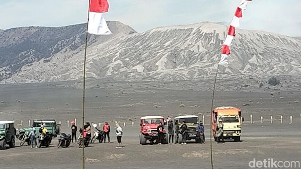 Wisatawan melakukan upacara di Gunung Bromo