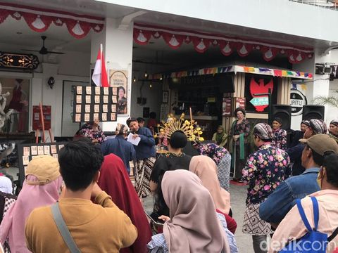Wisatawan mengikuti lomba menyusun aksara Jawa di Malioboro Jogja, Kamis (17/8/2023).