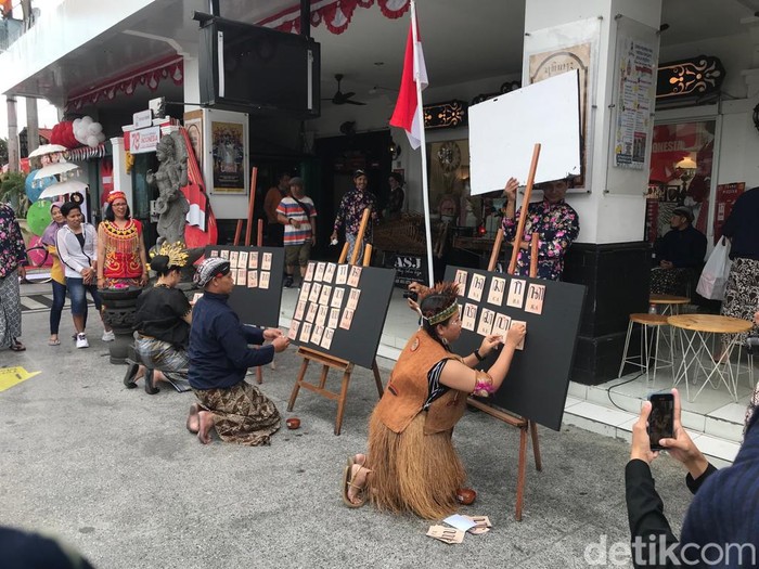 Wisatawan mengikuti lomba menyusun aksara Jawa di Malioboro Jogja, Kamis (17/8/2023).