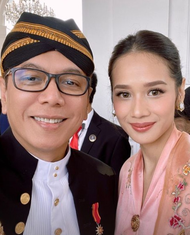 Gista Putri resmi menikah dengan Wishnutama Kusubandio pada September 2015. Pernikahan keduanya sempat jadi perbincangan hangat, salah satunya karena perbedaaan usia yang cukup jauh. Wishnutama 11 tahun lebih tua dari Gista dan sudah pernah menikah sebelumnya. Foto: Instagram @wishnutama