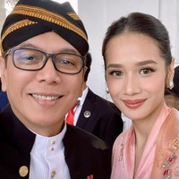 Gista Putri resmi menikah dengan Wishnutama Kusubandio pada September 2015. Pernikahan keduanya sempat jadi perbincangan hangat, salah satunya karena perbedaaan usia yang cukup jauh. Wishnutama 11 tahun lebih tua dari Gista dan sudah pernah menikah sebelumnya. Foto: Instagram @wishnutama