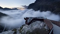 Trollstigplataet, More og Romsdal, Norwegia. Sebagai bagian dari proyek Rute Wisata Nasional Norwegia, Trollstigplataet atau tangga troll adalah sebuah platform pemantauan yang terletak di atas dataran Trollstigen yang ditutupi pepohonan. Proyek ini dikonseptualisasikan oleh praktik arsitektur asal Norwegia, Reiulf Ramstad Architects, yang dapat diakses dengan mobil dan mencakup pusat pengunjung, dengan atap berbentuk sudut yang membangkitkan kesan kemiringan curam dari fjord di sekitarnya, serta jalur berjalan berlapis baja corten yang berkelok-kelok melintasi lereng bukit. dok. www.reiulframstadarkitekter.com  