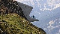 Messner Mountain Museum Corones, South Tyrol, Italia. Untuk mencapai Messner Mountain Museum Corones bukanlah hal yang mudah. Museum karya Zaha Hadid ini menyatu dengan puncak Gunung Kronplatz di South Tyrol. Desain museum ini yang bebas bentuk seolah menjadi penampakan sebuah pendaratan UFO yang tak terduga di puncak gunung. Ruang pameran bawah tanahnya disisipkan untuk mengulas sepak terjang sejarah pendakian gunung selama 2,5 abad terakhir, dengan penekanan istimewa pada evolusi peralatan yang digunakan para pendaki. dok. ArchDaily  