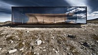 Norwegian Wild Reindeer Centre Pavilion, Pegunungan Dovrefjell, Norwegia. Paviliun observasi ini dirancang oleh Snøhetta, firma arsitektur asal Norwegia, dengan sangat teliti, mempertimbangkan keindahan alam di sekitar di Hjerkinn, tepat di tepi Taman Nasional Dovrefjell. Bangunan berukuran 90 meter persegi (969 kaki persegi) ini selesai dibangun pada tahun 2011, dan memiliki rangkaian kaca dan baja yang menciptakan refleksi luas dari langit biru dan lingkungan yang kasar. Di bagian dalamnya, terdapat area duduk kayu yang membentuk struktur organik, terinspirasi oleh formasi batu alami. Paviliun ini menawarkan pemandangan luar biasa yang meliputi jajaran gunung Dovrefjell dan dapat dicapai melalui jalur pendakian sepanjang 1,5 kilometer (0,9 mil). dok. archello.com  