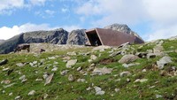 The Pass Museum di Timmelsjoch, Tyrol, Austria. Para arsitek dari Werner Tscholl Architects justru mengambil risiko yang lebih tinggi dengan menantang hukum gravitasi lewat penciptaan The Pass Museum di Timmelsjoch, South Tyrol. Bangunan yang mempesona ini, berukuran 16 meter (52 kaki), menjulang menjauhi lereng gunung dengan tampilan futuristik yang seakan melayang di udara. The Pass Museum menjadi mahakarya utama di antara lima struktur arsitektur lain yang menghiasi jalur alpen sepanjang 12 kilometer yang menghubungkan Tyrol Utara dan Selatan. Tempat ini berdiri di perbatasan antara Austria dan Italia, dengan pintu masuk di sisi Austria dan jendela yang memberi pandangan ke Italia. dok. tyrol.tl  