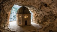 Tempio del Valadier, Genga, Italia. Tempio del Valadier berlokasi di pintu masuk Gua Frasassi di Genga dan dijuluki sebagai tempat perlindungan bagi para pelanggar. Kuil bergaya neo-klasik ini didesain oleh Giuseppe Valadier dan dibangun pada tahun 1828. Terdapat atap kubah yang dihiasi dengan indah dan struktur bangunan berbentuk oktagonal yang diyakini mewakili kebangkitan Yesus. Saat ini, tempat ini telah menjadi daya tarik wisata yang dapat diakses melalui pendakian tajam sepanjang 700 meter dari tempat parkir di dasar gua. dok. www.mybestplace.com  