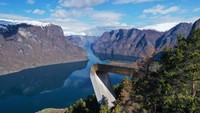 Platform Pengamatan Stegastein di Aurland, Aurlandsfjellet, Norwegia. Berada di ketinggian 650 meter di atas dasar fjord terdalam Norwegia, hadirlah Stegastein atau platform pengamatan Aurland yang digarap oleh tim arsitek Todd Saunders dan Tommie Wilhelmsen. Karya arsitektur ini menjadi daya tarik utama dalam perjalanan wisata Aurlandsfjellet yang membentang sepanjang 30 mil, menjadi bagian tak terpisahkan dari proyek besar Rute Wisata Nasional. Meskipun memancarkan keunikan dengan bentuk gelombang dan menggunakan bahan kayu, platform ini dirancang secara sengaja agar pengunjung dapat lebih leluasa menikmati panorama sekitarnya. dok. www.fjords.com  