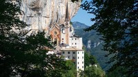 Gereja Madonna della Corona, Verona, Italia. Berdiri di atas tebing curam di Pegunungan Monte Baldo, Madonna della Corona telah berdiri sejak tahun 1522. Meski tampak melayang di udara saat dilihat dari kejauhan, gereja kapel ini sebenarnya berdiri di atas bebatuan tipis di pinggir jurang. Rumah ibadah ini dapat dicapai melalui trek sepanjang 2,5 kilometer selama sekitar 2 jam. dok. Pixabay.  