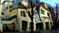 Rumah yang bentuknya tidak simetris di Polandia ini dibangun pada 2004 dan dirancang oleh Szotynscy & Zaleski. Mereka terinspirasi dari ilustrasi dan gambar dongeng dari Jan Marcin Szancer And Per Dahlberg. 