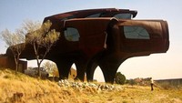 The Steel House di Texas, Amerika Serikat, ini dirancang oleh Robert Bruno dan dibangun pada 1973-1996 dari 110 ton besi. 
