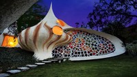 Rumah berbentuk kerang di Mexico City, Meksiko ini dirancang Arsitek Javier Senosiain. Ia terinspirasi untuk membawa kehidupan bawah laut pada desain ini. 