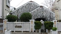 Pada 1968, John Milkovisch memulai bangun bagian luar rumah ini dengan membuat kanopi logam yang dihiasi oleh tutup kaleng bir di Texas, Amerika Serikat. Botol bir digunakan kembali menjadi dinding, menghasilkan bayangan berwarna seperti kaca patri. Tumpukan botol juga diubah menjadi pagar dan pecahan botol menjadi bahan mozaik. 