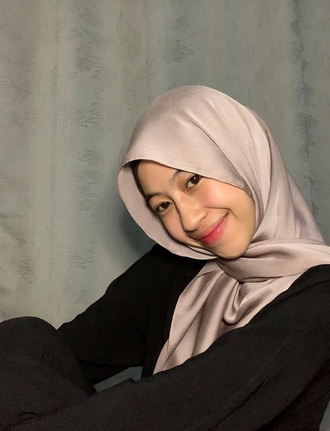 Adiba juga mendalami dunia tarik suara. Pada 2020 dan 2021, Adiba mengeluarkan single. Pada 2021, Adiba bernyanyi untuk lagu berjudul Allahummarhamna Bil Quran. Foto: dok. Instagram/@adiba.knza