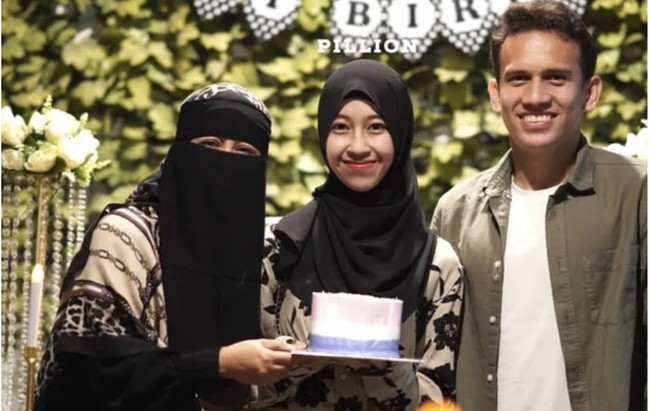 Perkenalan Adiba Khanza dan Egy Maulana Vikri berawal dari direct message (DM) di Instagram. Kemudian keduanya sepakat menjalani hubungan asmara jarak jauh karena Egy Maulana Vikri kala itu masih kontrak dengan klub Slovakia, FC Vion Zlate Moravce. Foto: Instagram