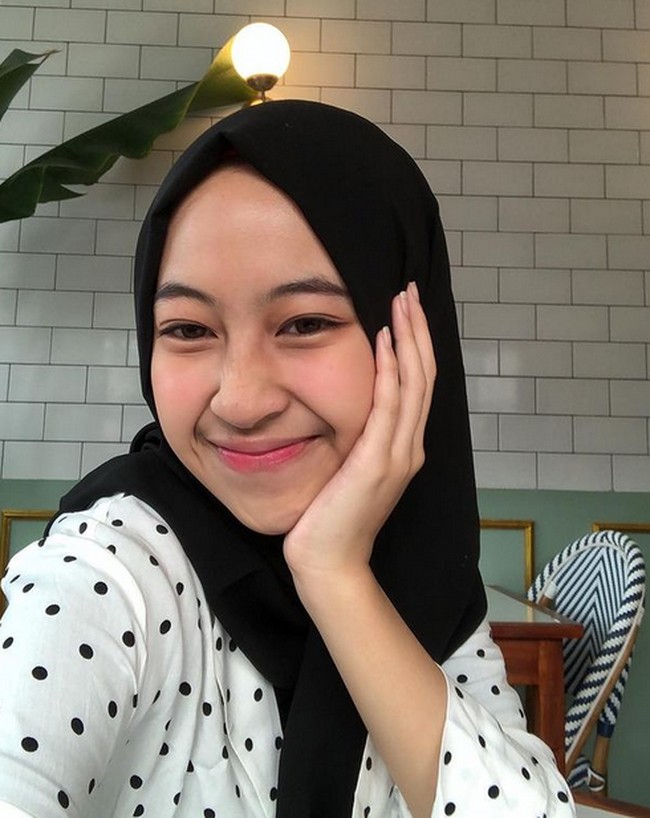 Adiba jarang memamerkan kebersamaannya dengan calon suaminya itu. Namun tiba-tiba saja, Umi Pipik mengumumkan pernikahan putrinya itu. Foto: dok. Instagram/@adiba.knza