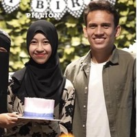 Perkenalan Adiba Khanza dan Egy Maulana Vikri berawal dari direct message (DM) di Instagram. Kemudian keduanya sepakat menjalani hubungan asmara jarak jauh karena Egy Maulana Vikri kala itu masih kontrak dengan klub Slovakia, FC Vion Zlate Moravce. Foto: Instagram