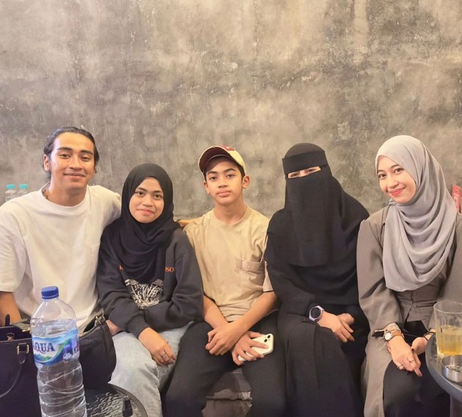 Inilah potret Adiba Khanza dengan Umi Pipik dan ketiga adiknya: Abizar, Ayla dan Attaya. Foto: dok. Instagram/@adiba.knza