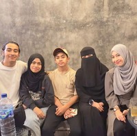 Inilah potret Adiba Khanza dengan Umi Pipik dan ketiga adiknya: Abizar, Ayla dan Attaya. Foto: dok. Instagram/@adiba.knza