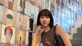 Ailynn adalah orang pertama yang hadir di metaverse dan dikembangkan di Thailand. Dia berusia 22 tahun dan sering membagikan aktivitas sehari-harinya, OOTD, hingga kegiatan melancong. Dia sudah bekerjasama dengan brand besar Cartier, Shiseido, Lancome, hingga Oppo. Foto: Instagram/ai.ailynn