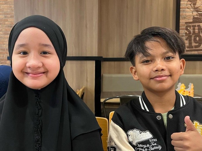 Aishwa Nahla melantunkan Allahul Kaafi Mix Sholawat Badar bersama Farel Prayoga. Berikut ini lafaz, lirik dan terjemahannya.