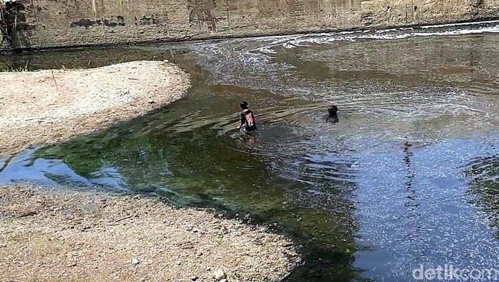 Anak-anak Barugbug saat berenang di sungai Cilamaya, Bendung Barugbug, Desa Situdam, Kecamatan Jatisari