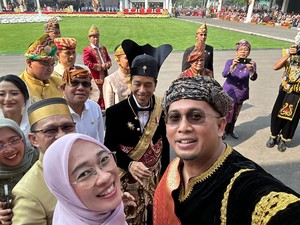 Momen Keakraban Andre Rosiade dan Jokowi Berlanjut saat Upacara di Istana