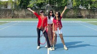 Yuki Kato dan kawan-kawannya mengenakan kebaya saat bermain tenis. Foto: Instagram