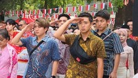 Jerome Polin mengajak teman-temannya yang sebenarnya bukan WNI mengikuti upacara bendera saat berada di China. Foto: Instagram