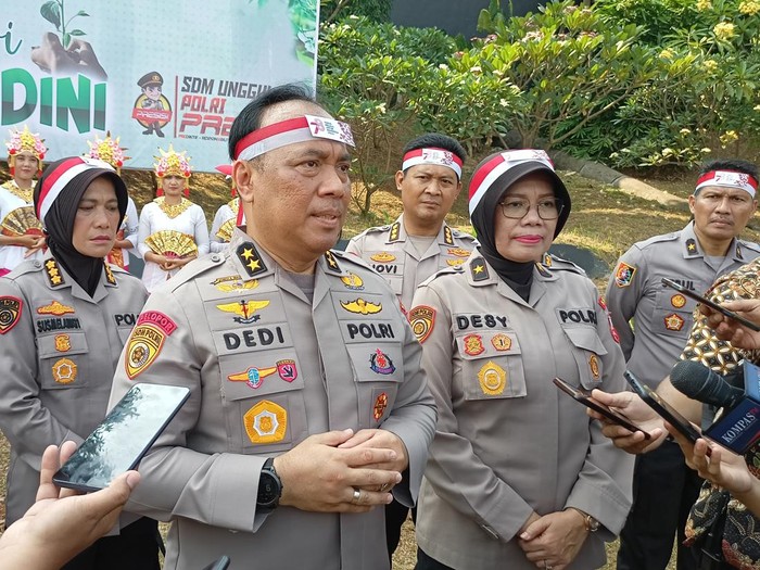 As SDM Kapolri, Irjen Dedi Prasetyo, memimpin penanaman 1.000 bibit pohon di Sepolwan, Ciputat, Jaksel, Jumat (18/8/2023).